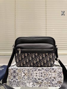 牛皮版本 Dior Oblique Safari男士邮差包 一年四季的男包通勤包 绝绝子 正面老花，背面是皮质，拉链和金属质感特别好，容量很不错，特别能装，实用