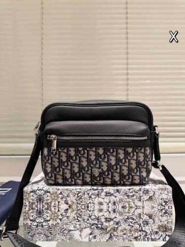 牛皮版本 Dior Oblique Safari男士邮差包 一年四季的男包通勤包 绝绝子 正面老花，背面是皮质，拉链和金属质感特别好，容量很不错，特别能装，实用