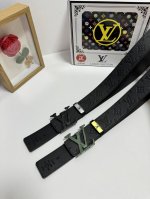 品名：Lv..路易..威登 材质：原单牛皮腰带 百分百头层牛皮腰带保证真皮，24K纯钢扣，专柜原单品质、做工精细，时尚大牌，送人自用首选 包装： 请认准如图专柜