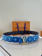 特 本款 4.0宽 Lv Initials 双面腰带展现经典Monogram 帆布的缤纷演绎，以 Lv 字母搭扣彰显瞩目风范，可为经典或休闲造型注入摩登新意