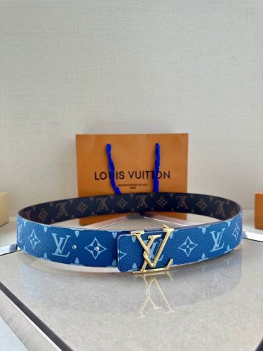 特 本款 4.0宽 Lv Initials 双面腰带展现经典Monogram 帆布的缤纷演绎，以 Lv 字母搭扣彰显瞩目风范，可为经典或休闲造型注入摩登新意