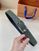 特P190 3.4宽:利落的棱角，简洁的线条，专为商务套装造型而设计的时尚摩登腰带。双面设计，两款易于搭配的色彩组合，饰有 Damier 方格压纹