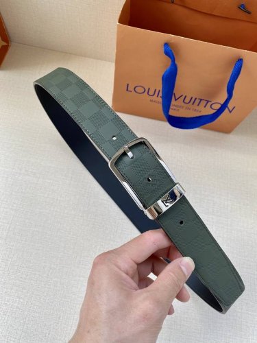 特P190 3.4宽:利落的棱角，简洁的线条，专为商务套装造型而设计的时尚摩登腰带。双面设计，两款易于搭配的色彩组合，饰有 Damier 方格压纹