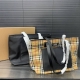 Burberry 巴宝莉 帆布格子托特包 购物袋 手提包 男女通用 经典百搭 实物拍摄 原厂原版面料 高端品质 配送防尘袋 42 X 37 Cm。