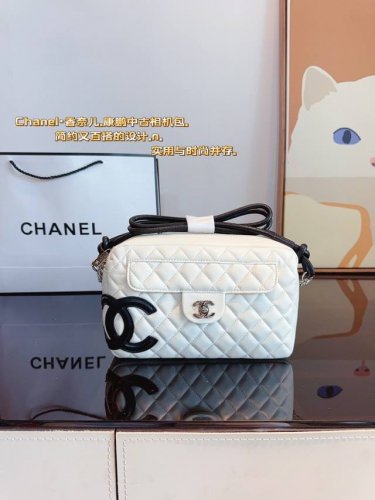 香奈儿Chanel 康鹏中古相机包. 令人一眼钟情双C Logo太吸睛了 经典又特别 康鹏皮质很耐用哦 不论单肩斜挎是真香～又酷又随意 是漫不经心的酷女孩啦~尺