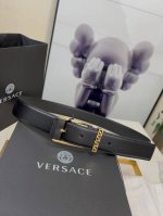 范思哲versace，这个经典的腰带由柔软的小牛皮制成，配有方形扣和精致的金属元素，路人上有希腊风格。3.5Cm宽