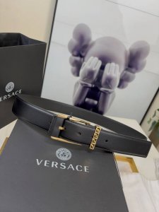 范思哲versace，这个经典的腰带由柔软的小牛皮制成，配有方形扣和精致的金属元素，路人上有希腊风格。3.5Cm宽