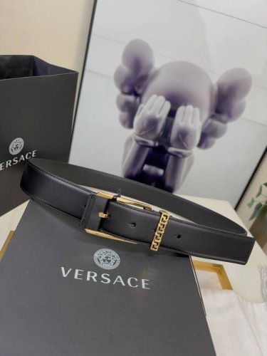 范思哲versace，这个经典的腰带由柔软的小牛皮制成，配有方形扣和精致的金属元素，路人上有希腊风格。3.5Cm宽