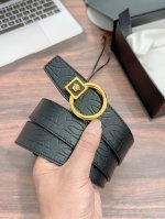 特 范思哲宽度3.5Cm,以经典 Versace 美杜莎装饰设计，增添造型魅力。完美时尚必备单品。8188128