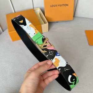 驢家 寬度40Mm Ss今季專櫃在售新品 男士系列 面浮雕有品牌花紋 配以原廠純黑色小牛皮 搭配精緻新款搭扣！雙面用