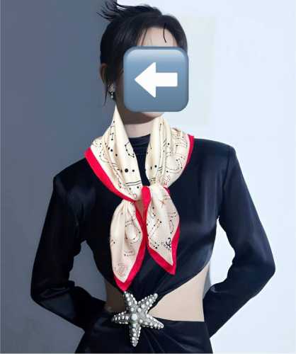 新款 香奈儿 2025 星座方巾 真丝斜纹绸 精致手工卷边质感高级 触感柔滑 将星座元素与品牌经典的小香风格巧妙结合 呈现出独特的梦幻联动效果 色彩丰富且百搭