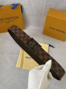 特 男装艺术总监 Virgil Abloh 为自己设计的 Lv Pyramide 搭扣增添简明框架，令 Lv Pyramide Frame 4.0宽腰带成为品牌
