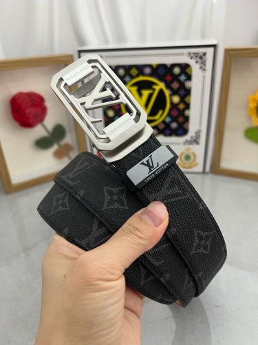 品名：Lv..路易..威登自动带 材质：原单牛皮腰带 百分百头层牛皮腰带保证真皮，24K纯钢扣，专柜原单品质、做工精细，时尚大牌，送人自用首选 包装： 请认准如