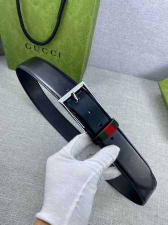 宽度4.0Cm Gucci 皮革腰带带有经典方形带扣，带环上装饰品牌条纹。对品牌的精巧致敬，于1950年代由gucci引入，诠释出其精致的马术风格。 - 点击图像关闭
