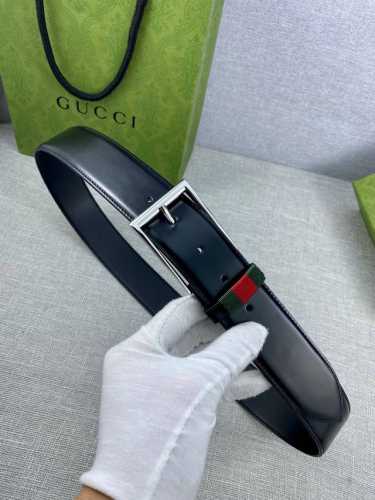 宽度4.0Cm Gucci 皮革腰带带有经典方形带扣，带环上装饰品牌条纹。对品牌的精巧致敬，于1950年代由gucci引入，诠释出其精致的马术风格。
