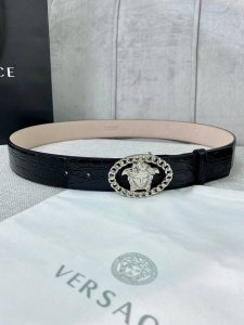 宽度4.0Cm。Versace 范思哲 此款石头纹砂底腰带饰有标志性的versace美杜莎头像带扣，彰显品牌格调。是一款精美的衣橱必备单品。