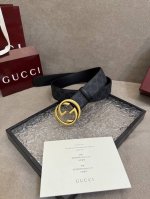 黑色Gg Supreme帆布 互扣式双G以钌色调配件亮眼呈现 致敬品牌悠久传承 这款腰带以黑色Gg Supreme帆布匠心打造 黑色皮滚边 钌色调配件 互扣式双