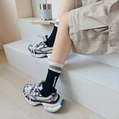 配包装 一盒四双 Balenciaga 巴黎世家 超级爆款网红袜子 巴黎家官网同步硅胶字母小腿袜，Ins明星网红推荐火爆至极纯棉材质，轻薄柔软透气，四季通用，欧