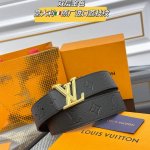 Lv Dimension 双面腰带将创意传承与华美街头风范共冶一炉，彰显创意总监 Pharrell Williams 的时尚远见。Monogram 帆布铺陈外层