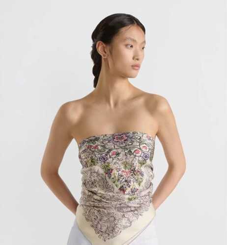 新款 迪奥 官网同步 花卉系列 太美了 2025春夏季新款，太美了 买到都说好下手一定要快高端 大爱女人尤物 货极少 四季都可以用真心美的让人非常非常心动 上身