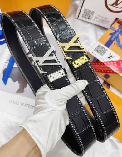 皮带：Lv..路易..威登顶级复刻. 腰带：原单品质百分百头层牛皮，保证真皮。雕花工艺.真空电镀.永不掉色.24K纯钢扣头层鳄鱼皮纹路双面可用专柜同等质量， 送