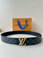 特 4.0宽Lv Initiales Studs 可逆皮带诱人地将House Dna与意想不到的繁荣相结合，立即使风格现代化。双面表带覆盖着全覆盖的签名印花，由