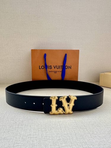 4.0宽 Lv Ranch 双面腰带再现 2024 春夏男装秀场的凌厉风范，为细腻牛皮革点缀崭新搭扣。西部风格 Lv 字母呈现做旧金属效果 牛皮革 做旧金属件
