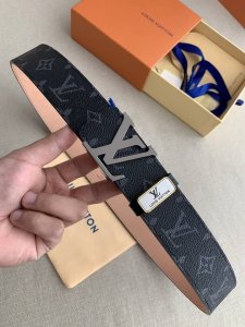 品名： Lv..路易..威登原单 型号：双面使用挂扣，图片实物拍摄 材料：头层牛皮，挂扣系列，纯钢质扣头，钯镀电镀工艺永不掉色。黑老花磨砂皮底，专柜同等质量，