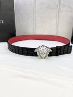 宽度4.0Cm Versace 范思哲 采用精挑细选进口牛皮，此款鹿皮腰带配有醒目的美杜莎头像搭扣，可为任何造型增添几分立体雅致效果。