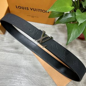 Lv.路易威登 宽40Mm双面原版小牛皮 搭配单钌钯电镀扣 完美的手感.油边 出众的设计.风格 高贵奢华 时尚大方 高清实拍 货真价实 品质保证 双面用
