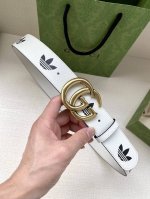 宽带4.0Cm Gucci 作为adidas X Gucci联名系列之一，这款皮革腰带饰有gucci Trefoil印花。Adidas和gucci大胆探索联名系