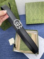 品牌 古驰 Gucci 描述 采用高级gucci Signature真皮精制而成，触感厚实，饰以双g商标带扣。腰带为意大利尺寸，请在购买前参阅腰带尺寸指南. 原