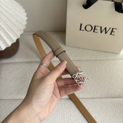 走量款 重磅来袭 Loewe 鹅卵石纹牛皮腰带。Anagram搭扣 Anchor腰带扣 宽2.0Cm，五孔调节。暗沙色 银扣