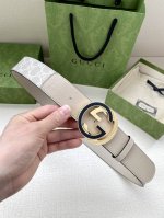 宽度4.0 Cm Gg Marmont系列每一季都会推陈出新，为灵感源于70年代的标志性原版Gg6.0Cm钢扣配件注入现代精髓。这款头层牛皮腰带 给你带来更多造