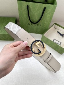 宽度4.0 Cm Gg Marmont系列每一季都会推陈出新，为灵感源于70年代的标志性原版Gg6.0Cm钢扣配件注入现代精髓。这款头层牛皮腰带 给你带来更多造