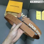 特 寬度：40Mm 進口Ep水波紋襯托原廠小牛皮底壓花！飾有高級絲印Logo視覺效果 搭扣與皮帶相呼應締造獨特造型 雙面用