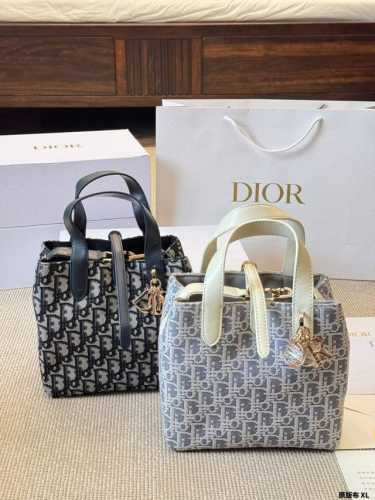 原版布 Dior Toujours 手袋 我愿称之为本季神作 Dior新款Toujours这款包包真的有太多抓住我的点了巴首先它的包身非常的轻3 四其次它是选用