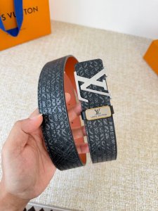 品名： Lv..路易..威登腰带皮带原单 型号：挂扣，经典纯钢材质挂扣，头层牛皮，图片实物拍摄 材料：头层牛皮，挂扣系列，纯钢材质扣头，钯镀电镀工艺永不掉色。原