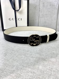 宽度3.8Cm Gucci Gg Marmont系列每一季都会推陈出新，为灵感源于70年代的标志性原版gg6.0Cm钢扣配件注入现代精髓。这款双色头层牛皮腰带