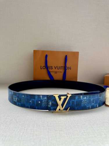 特 P180 4.0宽 Lv Initiales Damier Stripes 双面腰带选取 Damier Stripes 帆布和素净牛皮革，搭配抛光 Lv 字