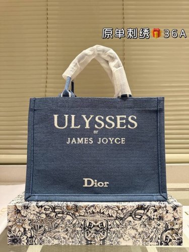 原单刺绣 Dior 提花 托特包 原单品质 Dior Book Tote今年最喜欢的一款购物袋 Tote我用的次数最多的包，因为容量超级大，不管什么东西都向里面