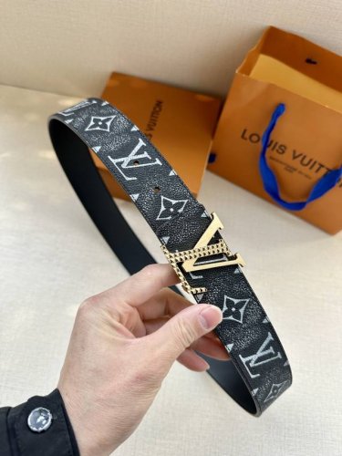 特 本款4.0宽 Lv Initiales 双面腰带以大胆笔触解读经典设计。Monogram Faded 压纹帆布呈现做旧效果，柔滑皮革提供雅致选择。
