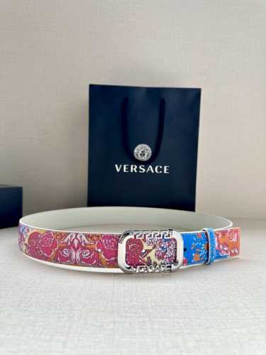 宽度3.8Cm Versace 此款印花腰带采用小牛皮制成，金色搭扣饰有品牌标志性的美杜莎头像！