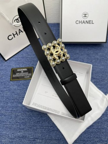 品牌 香奈儿女带 特 描述 双面原版皮可调节式皮带，小牛皮材质，配有钯金色和银色钢金属扣 牛皮材质 不锈钢 香奈儿扣 3.0厘米 意大利制造 腰带为意大利尺寸，