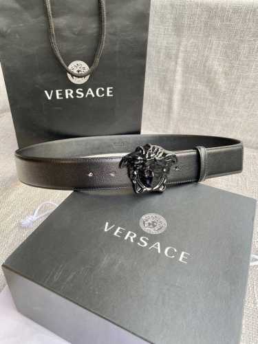 宽度4.0Cm Versace 范思哲 此款山羊皮腰带的搭扣饰有品牌标志性的金 银色闪光Virtus五金配件。