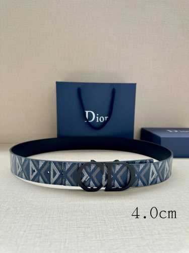 宽度4.0Cm 这款 40 毫米双面腰带结合典雅气质与摩登风范。双面设计，一面采用黑色 Oblique 印花，另一面采用黑色粒面牛皮革。腰带长度可调节，可与各式