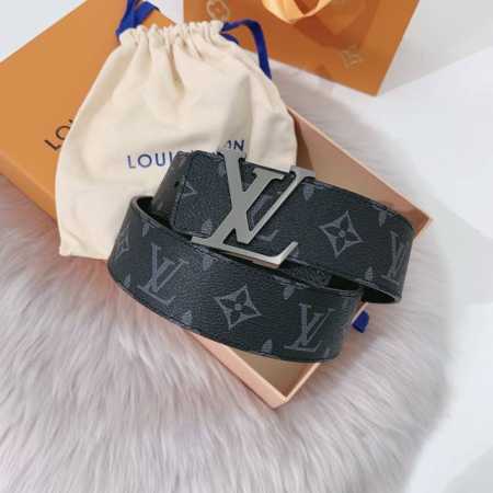 特 ：配送专柜全套礼盒包装。 Lv 40 毫米双面腰带将 帆布和柔软小牛皮分饰两面，以摩登视角重绎路易威登的经典设计，更有 Lv 字母搭扣绘上标志性一笔。搭提供 - 点击图像关闭