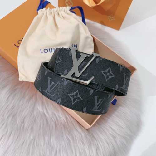 特 ：配送专柜全套礼盒包装。 Lv 40 毫米双面腰带将 帆布和柔软小牛皮分饰两面，以摩登视角重绎路易威登的经典设计，更有 Lv 字母搭扣绘上标志性一笔。搭提供
