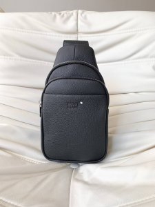 3303 万宝龙男仕休闲胸包爆款 专柜同步，原版进囗头层牛皮，高端G麦！ 意大利原版牛皮搭配.欢迎对比高雅的造型，秉承严谨考究的工艺，精美耐用 男人用的包，品质