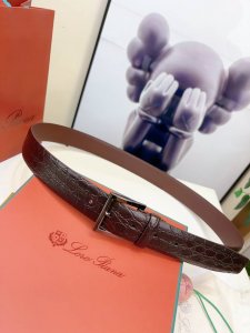 Loro Piana诺悠翩雅腰带以牛皮制成，具有丝滑柔软的哑光效果。搭配精致装束的理想之选。Loro Piana 标识的镀钯饰面金属方扣，3.5㎝宽